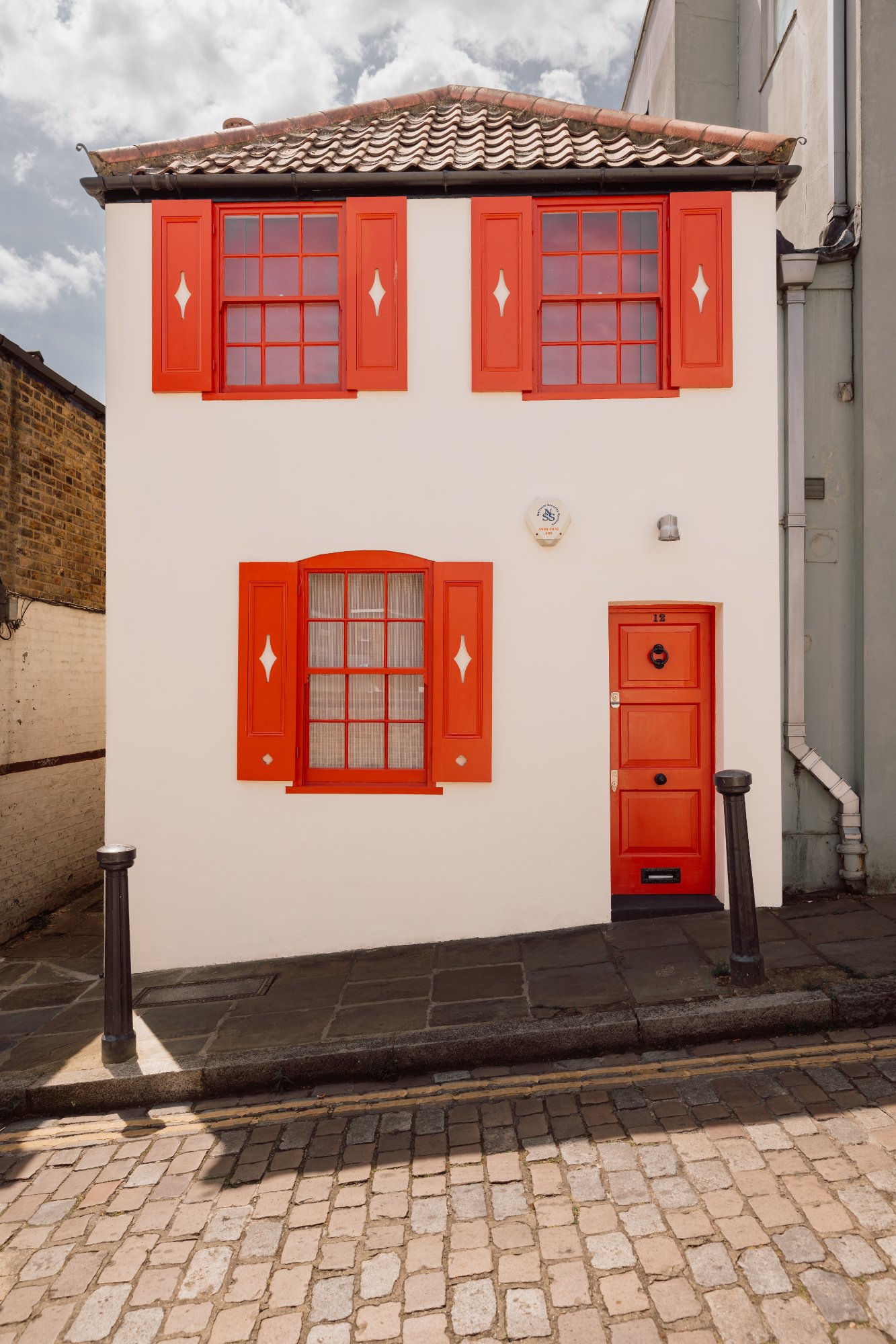 Georgian townhouse with white stucco facade
