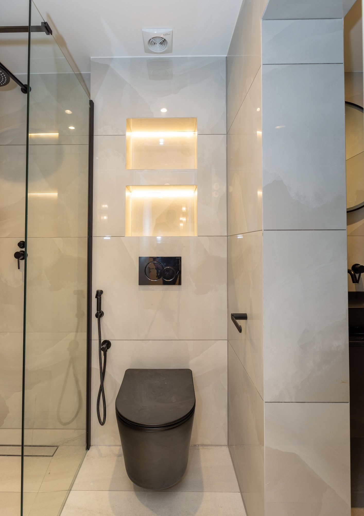 Modern bathroom lit niches